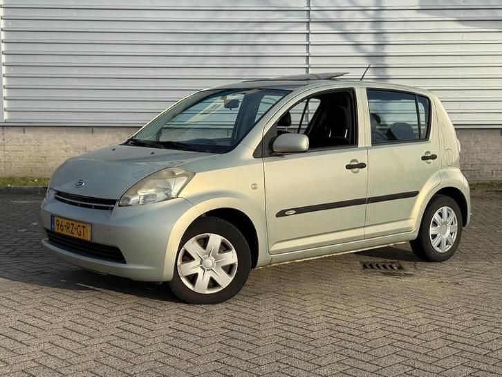 Beige Occasion 2005 Daihatsu Sirion Hatchback | € 999 (Goede deal) - Afbeelding 1/4