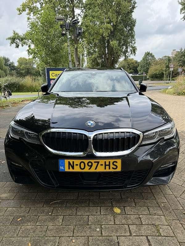 Zwart Gebruikt 2021 BMW 320 Executive Stationwagen | € 26.950 (Eerlijke prijs) - Afbeelding 1/4
