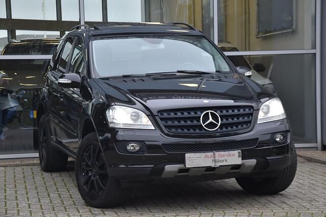 Zwart (metallic) Gebruikt 2005 Mercedes 350 SUV | € 14.900 (Goede deal) - Afbeelding 1/4