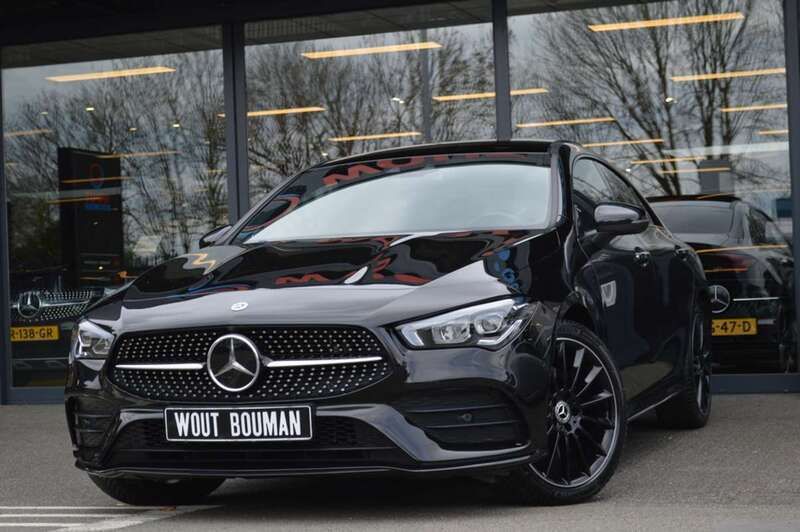 Zwart Gebruikt 2023 Mercedes CLA250e AMG Sedan | € 38.900 (Eerlijke prijs) - Afbeelding 1/4