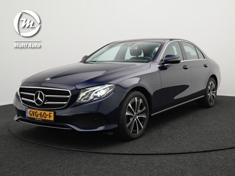 Blauw, metallic lak Gebruikt 2020 Mercedes E300 Avantgarde Sedan | € 33.890 - Afbeelding 1/4