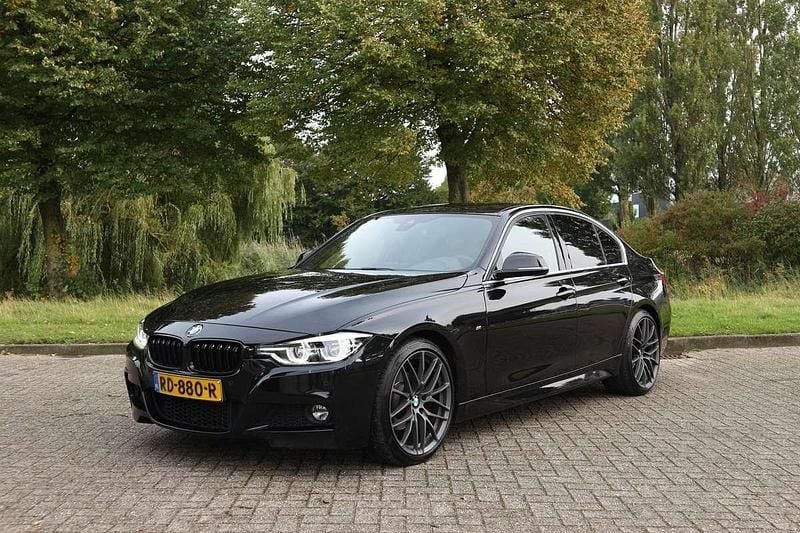 Zwart Gebruikt 2017 BMW 320 Sedan | € 19.950 (Iets duurder) - Afbeelding 1/4
