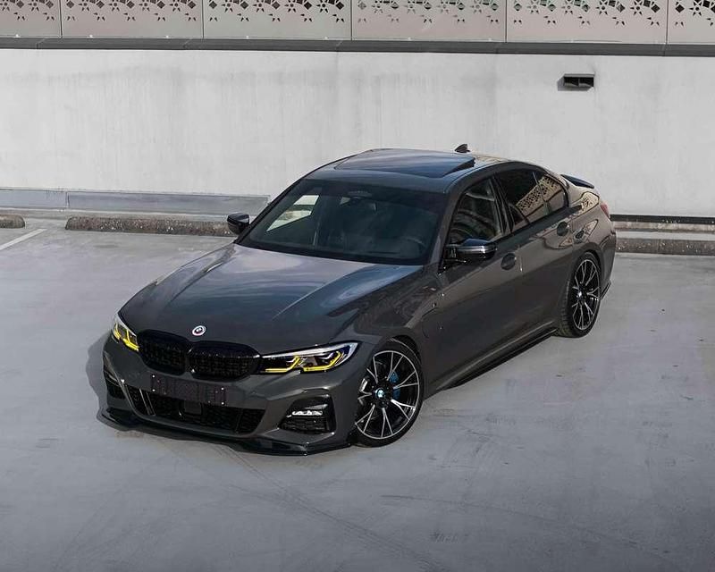 Grijs Gebruikt 2019 BMW 330e M Sport Sedan | € 37.945 (Duur) - Afbeelding 1/4