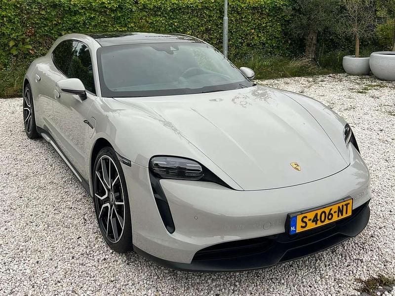 Grijs Occasion 2023 Porsche Taycan Sport Turismo Stationwagen | € 59.400 (Super prijs) - Afbeelding 1/4