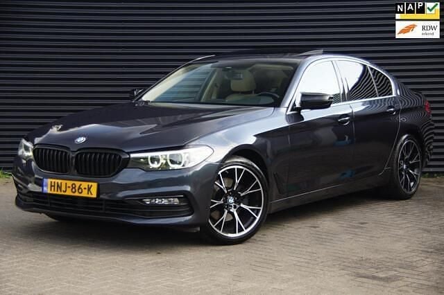 Grijs, metallic lak Gebruikt 2017 BMW 520 Executive Sedan | € 18.999 (Eerlijke prijs) - Afbeelding 1/4