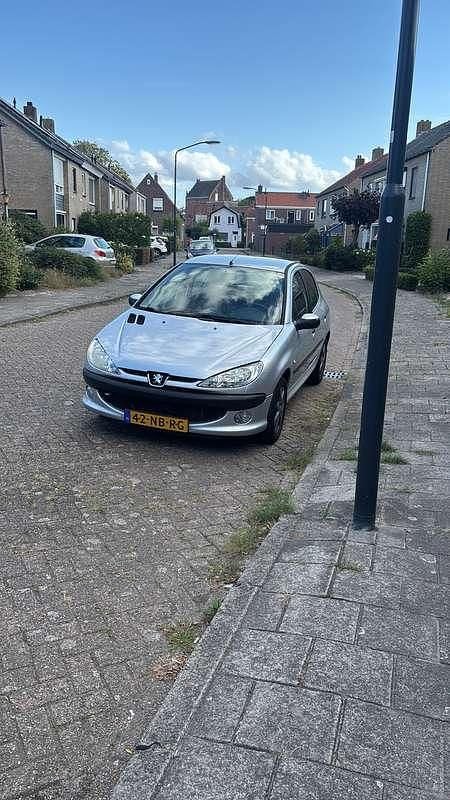 Grijs Gebruikt 2003 Peugeot 206 Hatchback | € 1.800 (Eerlijke prijs) - Afbeelding 1/4