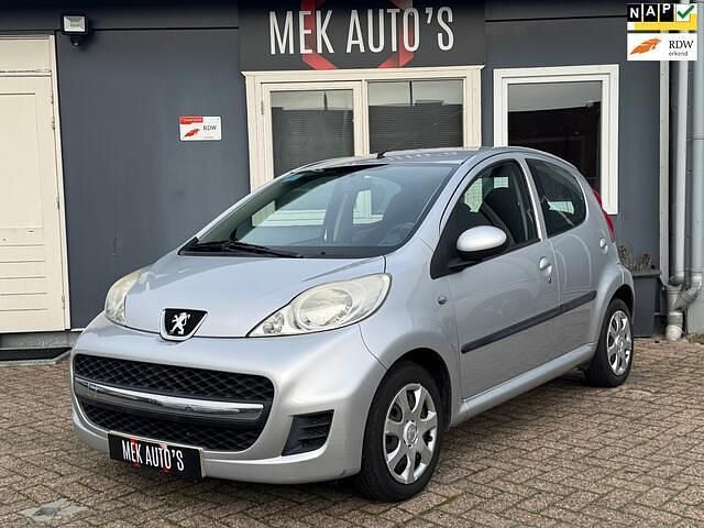 Grijs (metallic) Gebruikt 2009 Peugeot 107 Hatchback | € 2.944 (Eerlijke prijs) - Afbeelding 1/4