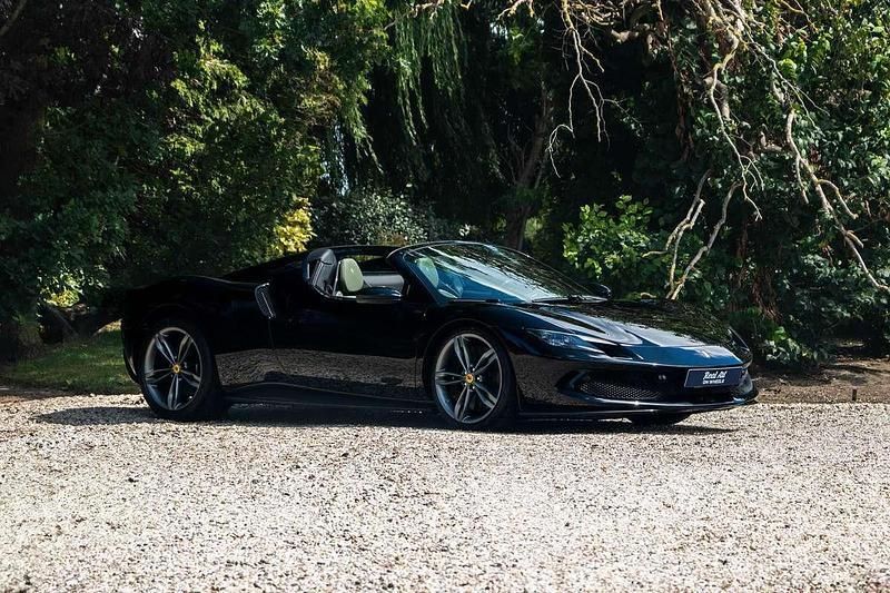 Zwart Gebruikt 2024 Ferrari 296 Cabriolet | € 405.000 - Afbeelding 1/4