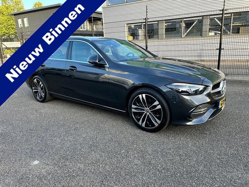 Grijs (metallic) Occasion 2023 Mercedes C180 Business Stationwagen | € 34.900 - Afbeelding 1/4