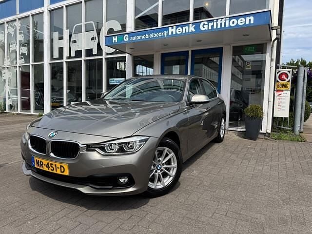 Grijs Gebruikt 2017 BMW 318 Executive Sedan | € 19.950 (Eerlijke prijs) - Afbeelding 1/4