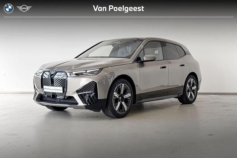 Oxidgrau metallic (c4a) (licht bruin metallic) Gebruikt 2024 BMW iX Comfort Edition SUV | € 63.995 (Duur) - Afbeelding 1/4