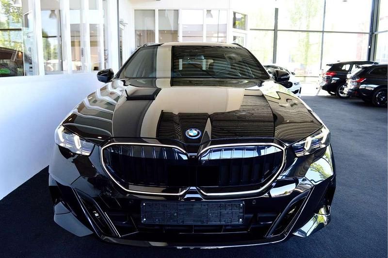 Zwart Gebruikt 2025 BMW 550e Comfort Edition Stationwagen | € 99.900 (Super prijs) - Afbeelding 1/4