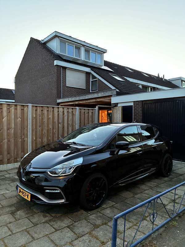 Zwart Gebruikt 2015 Renault Clio IV R.S. Hatchback | € 12.750 (Goede deal) - Afbeelding 1/4