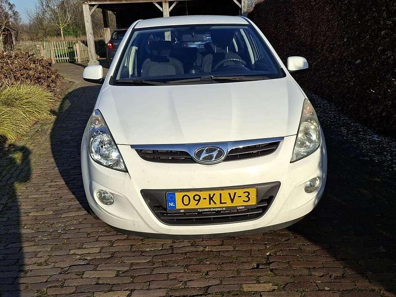 Wit Occasion 2010 Hyundai i20 MPV | € 2.500 (Duur) - Afbeelding 1/4