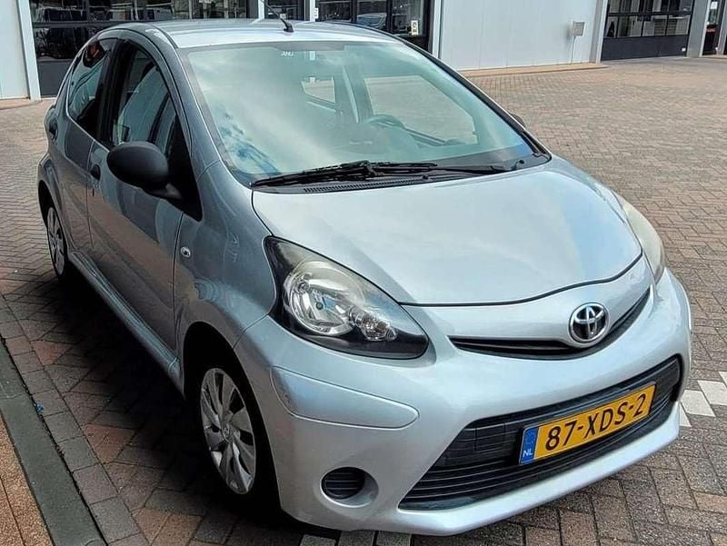 Grijs Gebruikt 2012 Toyota Aygo Hatchback | € 2.200 (Super prijs) - Afbeelding 1/4