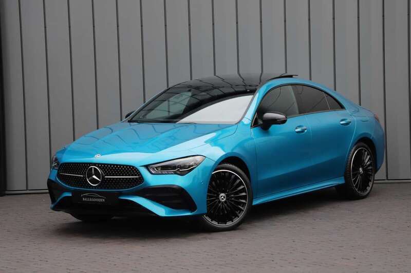 Blauw Gebruikt 2023 Mercedes CLA250e AMG Sedan | € 43.950 (Eerlijke prijs) - Afbeelding 1/4