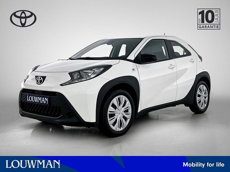 Wit Gebruikt 2025 Toyota Aygo Play Hatchback | € 19.995 (Iets duurder) - Afbeelding 1/3