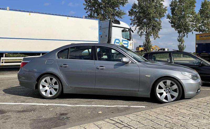 Grijs Gebruikt 2004 BMW 530 Executive Sedan | € 4.300 - Afbeelding 1/4