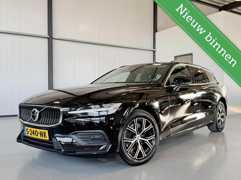 Zwart Occasion 2023 Volvo V60 Core Stationwagen | € 31.950 (Super prijs) - Afbeelding 1/4