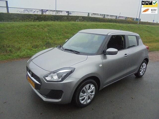 Grijs Gebruikt 2023 Suzuki Swift Comfort Hatchback | € 16.250 (Goede deal) - Afbeelding 1/4