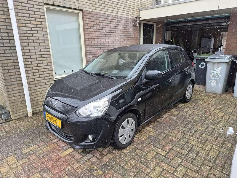 Zwart Occasion 2014 Mitsubishi Space Star Hatchback | € 2.600 (Goede deal) - Afbeelding 1/4