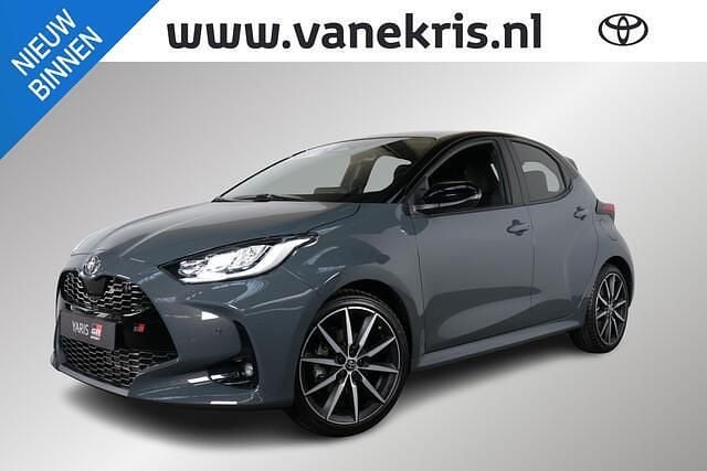 Nieuw Toyota Yaris Plus 129 PK (94 kW) 2026 Grijs Hatchback