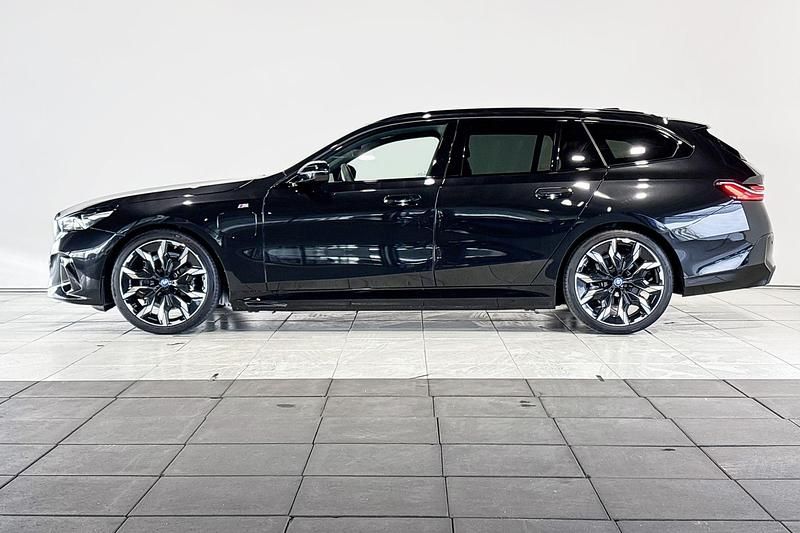 Occasion BMW 530e Shadowline 299 PK (219 kW) 2024 Saphirschwarz metallic (zwart metallic) Stationwagen