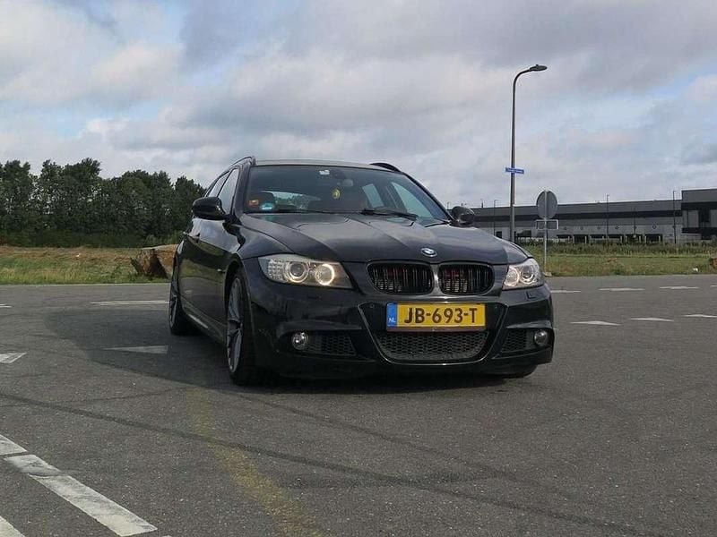 Zwart Gebruikt 2011 BMW 335 Executive Stationwagen | € 14.300 (Eerlijke prijs) - Afbeelding 1/4