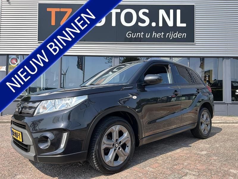 Zwart Gebruikt 2015 Suzuki Vitara Exclusive SUV | € 16.750 (Eerlijke prijs) - Afbeelding 1/4
