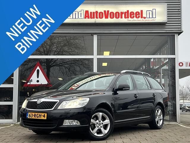 Zwart (parellak) Gebruikt 2011 Skoda Octavia Business Line Stationwagen | € 3.449 (Goede deal) - Afbeelding 1/4