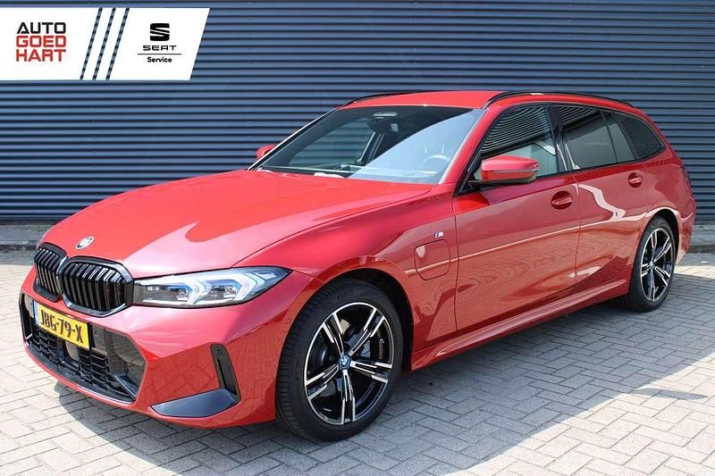 Rood Gebruikt 2024 BMW 330e M Sport Stationwagen | € 45.895 (Super prijs) - Afbeelding 1/4