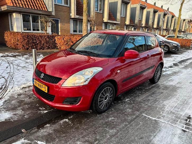 Rood Occasion 2010 Suzuki Swift Comfort Hatchback | € 3.300 (Eerlijke prijs) - Afbeelding 1/4