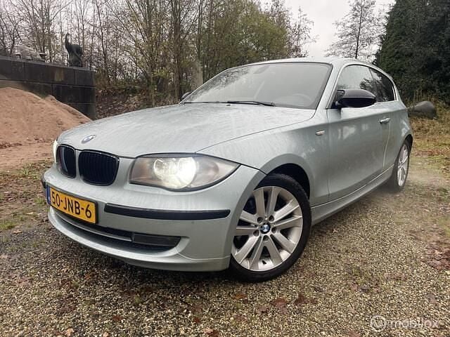 Groen (metallic) Occasion 2009 BMW 118 Executive Hatchback | € 3.899 (Goede deal) - Afbeelding 1/4
