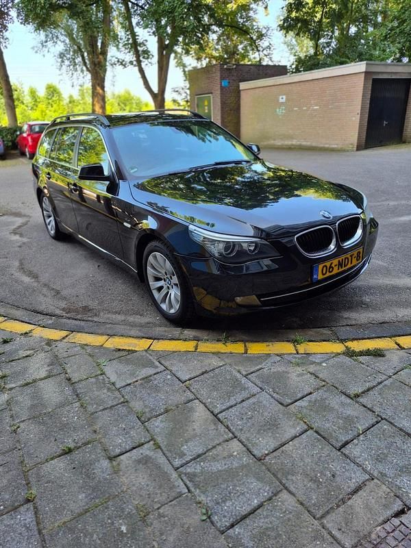 Zwart Gebruikt 2010 BMW 520 Stationwagen | € 5.300 (Eerlijke prijs) - Afbeelding 1/4