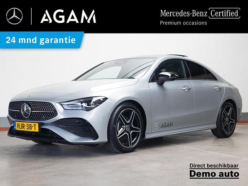 Grijs, metallic lak Occasion 2025 Mercedes CLA180 AMG line Sedan | € 41.950 (Iets duurder) - Afbeelding 1/4