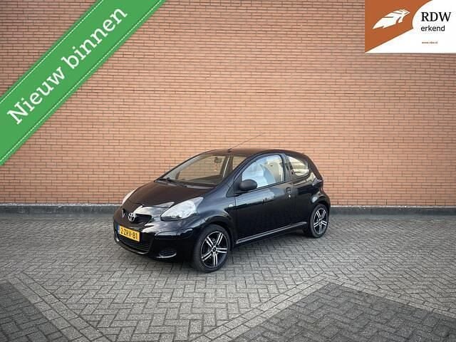 Zwart Occasion 2011 Toyota Aygo Hatchback | € 2.295 (Goede deal) - Afbeelding 1/4