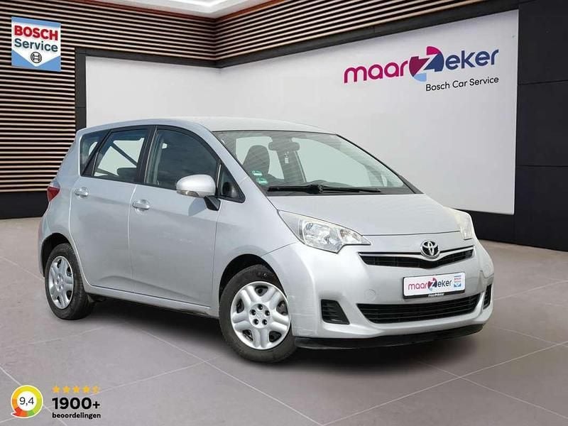 Zilver Gebruikt 2012 Toyota Verso-S Comfort MPV | € 9.750 (Goede deal) - Afbeelding 1/3