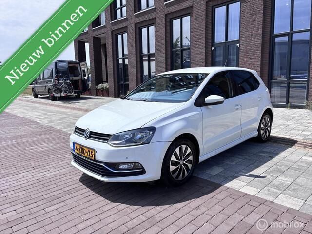 Wit Gebruikt 2015 VW Polo Hatchback | € 4.450 - Afbeelding 1/4