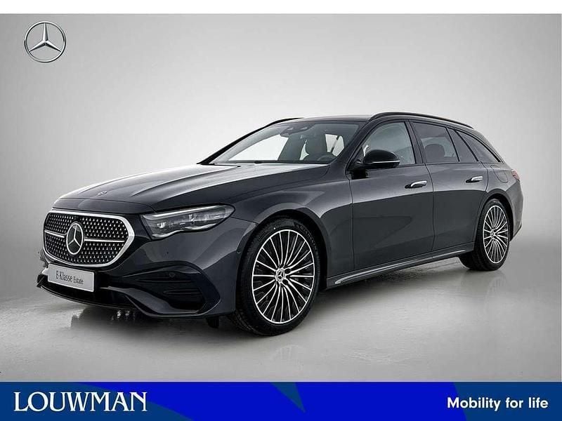 Grijs, metallic lak Nieuw 2025 Mercedes E300 Sport Edition Stationwagen | € 84.876 (Eerlijke prijs) - Afbeelding 1/4