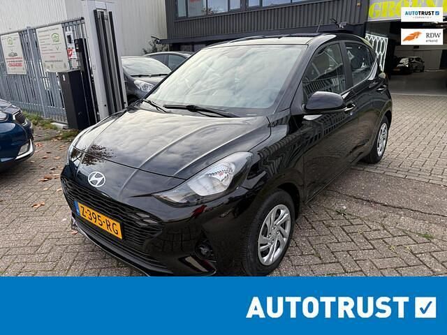 Zwart Gebruikt 2024 Hyundai i10 Comfort Hatchback | € 15.799 (Eerlijke prijs) - Afbeelding 1/4