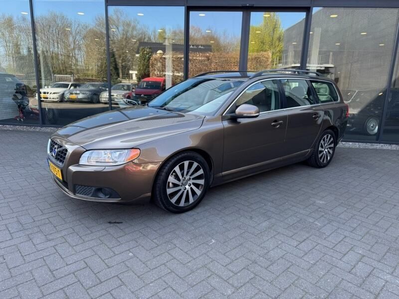 Bruin, metallic lak Gebruikt 2013 Volvo V70 Summum Stationwagen | € 13.500 (Duur) - Afbeelding 1/4