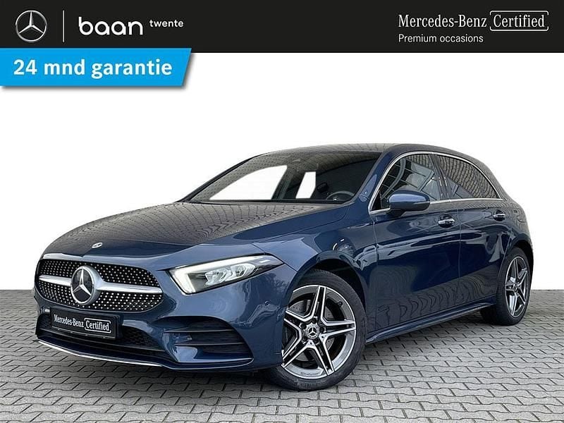 Blauw (metallic) Gebruikt 2023 Mercedes A250 AMG line Hatchback | € 31.400 (Eerlijke prijs) - Afbeelding 1/4