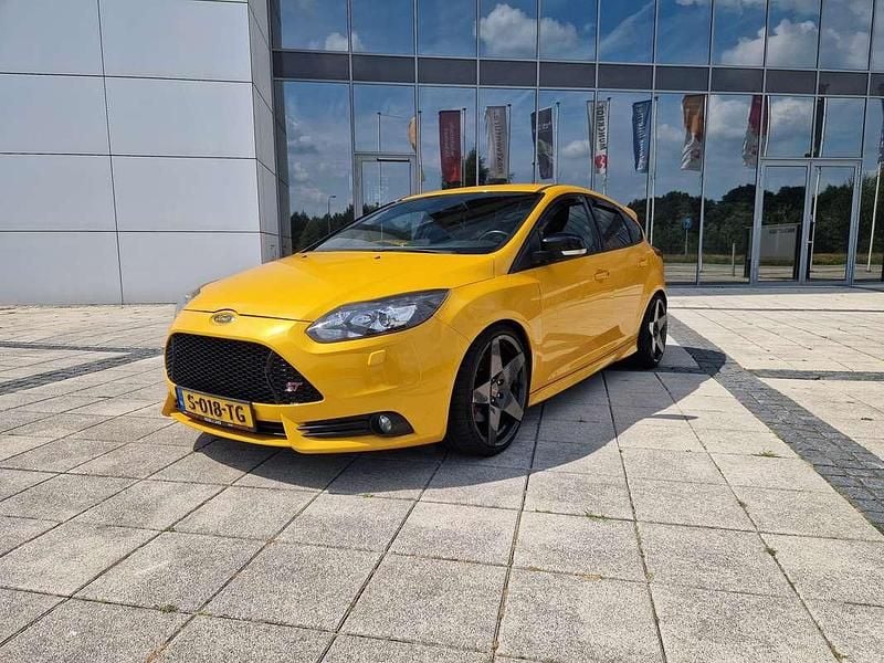 Geel Gebruikt 2012 Ford Focus ST Hatchback | € 11.995 (Eerlijke prijs) - Afbeelding 1/4