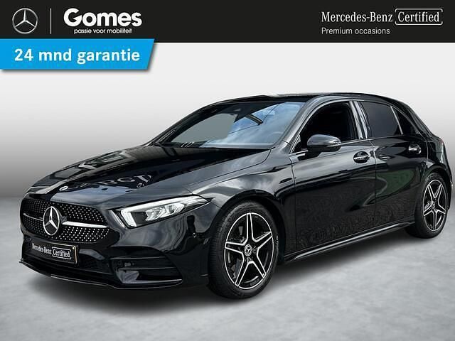 Zwart, metallic lak Gebruikt 2022 Mercedes A180 AMG line Hatchback | € 31.950 (Iets duurder) - Afbeelding 1/4