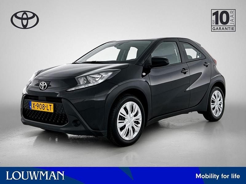 Zwart Gebruikt 2024 Toyota Aygo Play Hatchback | € 19.245 (Goede deal) - Afbeelding 1/3