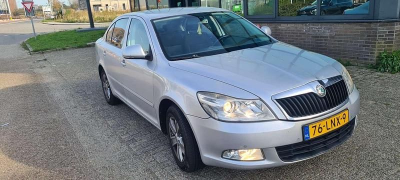 Grijs Gebruikt 2010 Skoda Octavia Ambition Sedan | € 4.350 (Eerlijke prijs) - Afbeelding 1/4