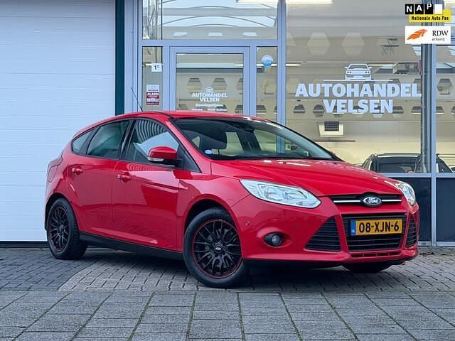 Rood Gebruikt 2012 Ford Focus Trend Hatchback | € 3.950 (Eerlijke prijs) - Afbeelding 1/4