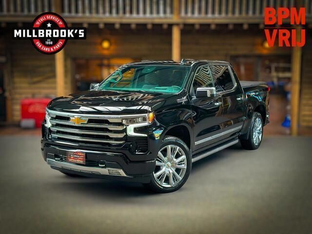 Zwart Nieuw 2024 Chevrolet Silverado Van | € 69.950 - Afbeelding 1/4