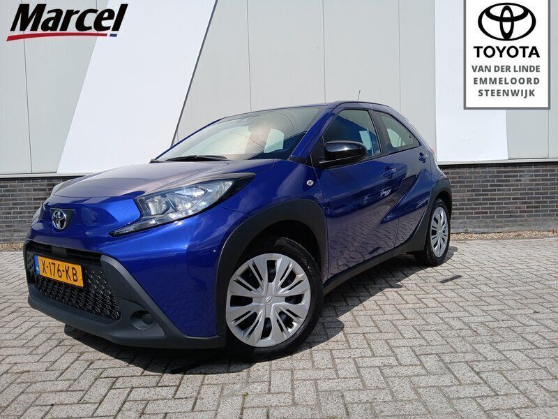 Blauw Gebruikt 2023 Toyota Aygo Play Hatchback | € 17.950 (Eerlijke prijs) - Afbeelding 1/3