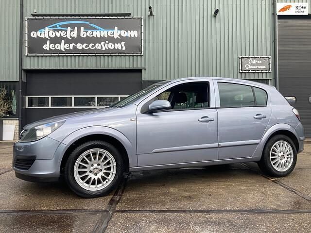 Grijs Gebruikt 2005 Opel Astra Edition Hatchback | € 1.695 (Eerlijke prijs) - Afbeelding 1/4